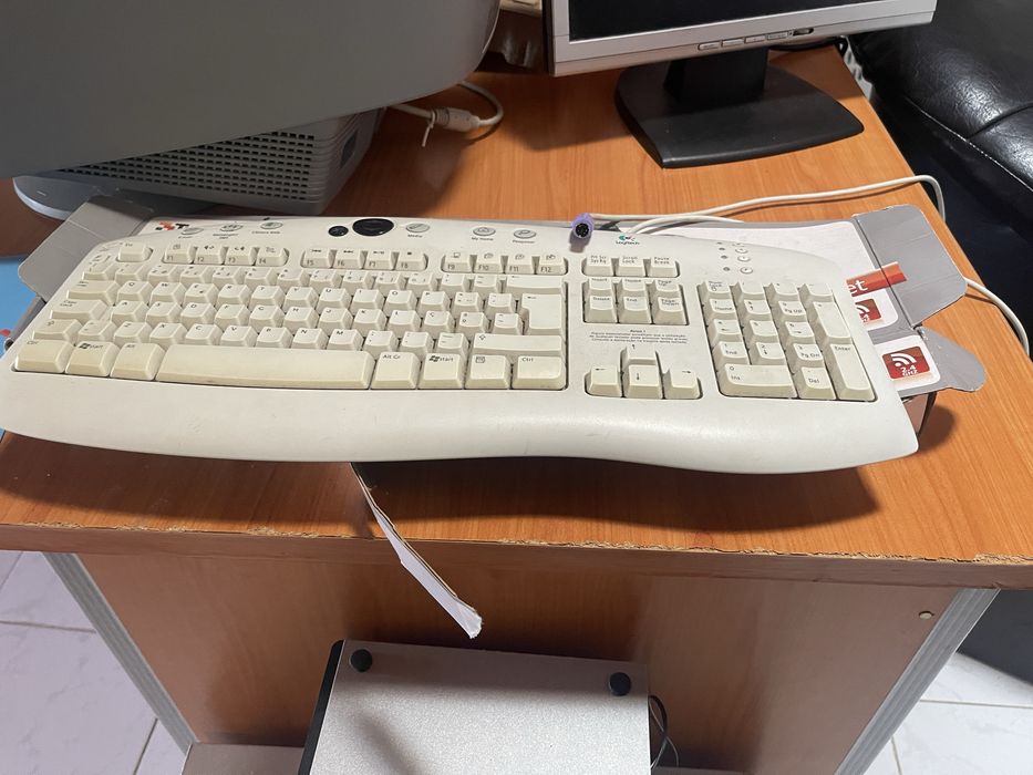 Teclado antigo logitech pouco usado