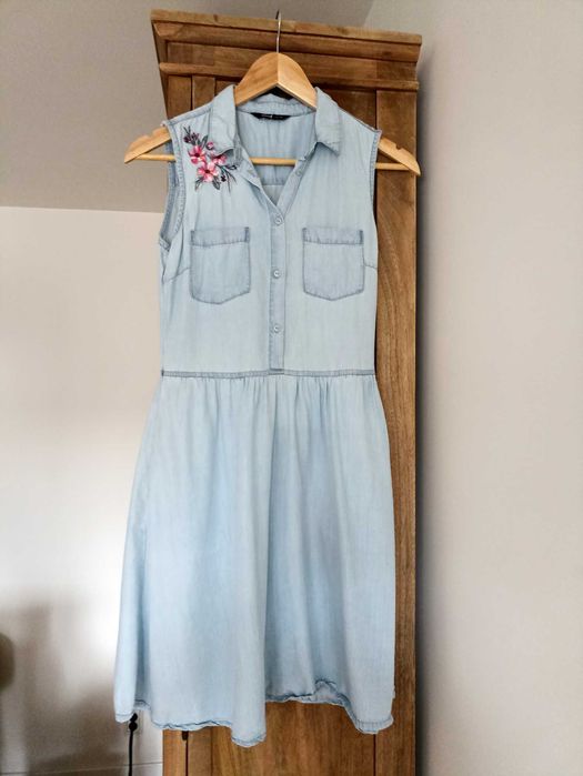Jeansowa bawełniana sukienka z haftem house