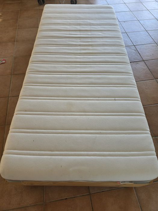 Cama ikea 90x200 com colchão