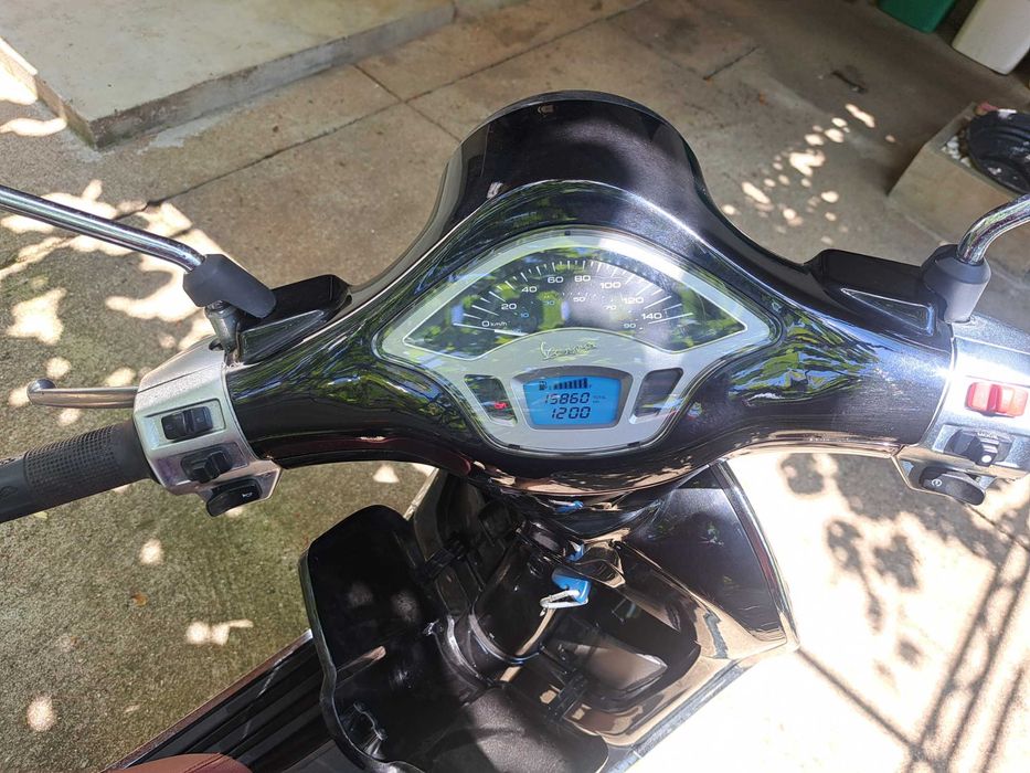Mota Vespa Primavera 125cc, de 8/2017 com 15 800Km.  Bastante económica e muito fiável, tem pneus novos, manutenção recente e 2 chaves.