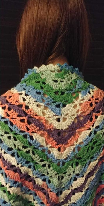 Kolorowa chusta robiona na szydełku