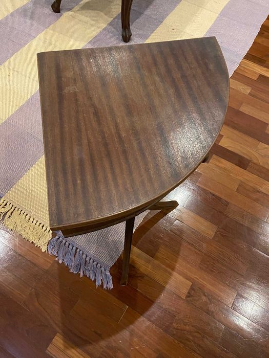 Mesa de canto em mogno