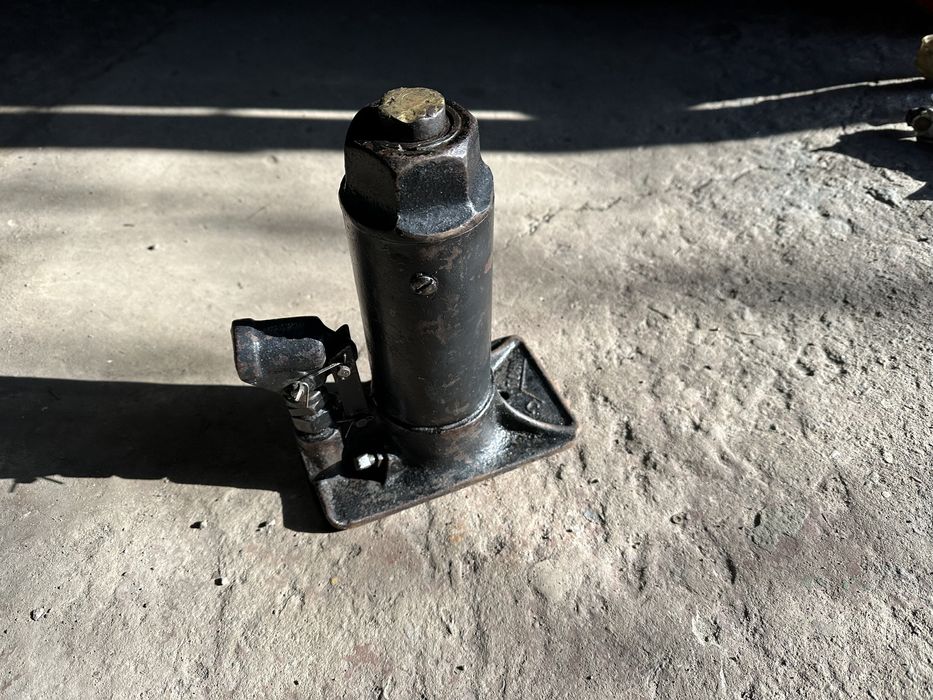 Домкрат гідравлічний на 5 тонн для автомобіля