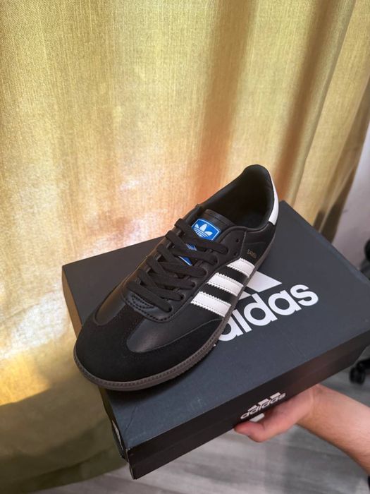 Продам стильные кроссовки Adidas Samba в классическом чёрно-белом цвете.