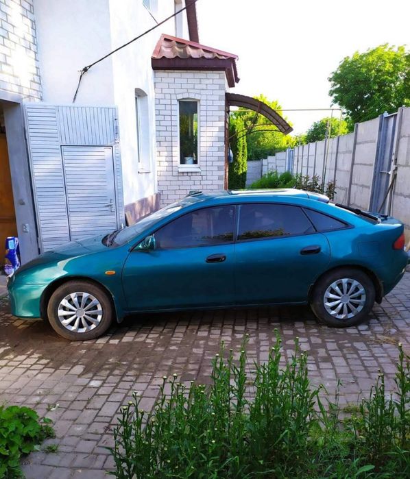 машина mazda 323