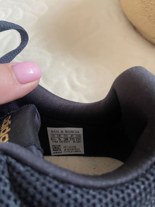 Продам кросівки жіночі adidas