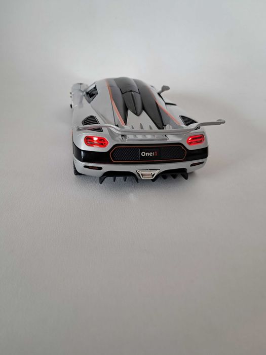 nowy metalowy model samochodu Koenigsegg Agera w skali 1:24
