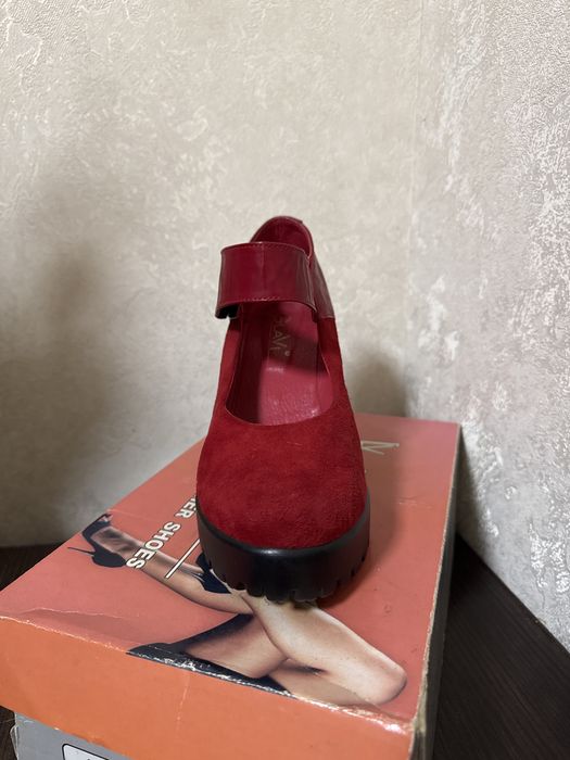 Жіночі червоні туфлі