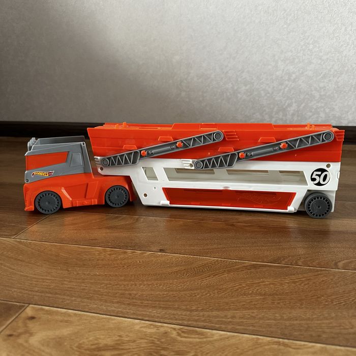 Машинка Hot Wheels Action Мега-транспортер
