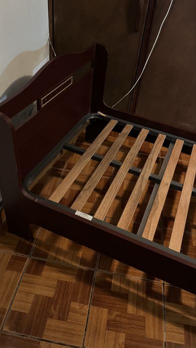 Cama 180 por 90 em bom estado