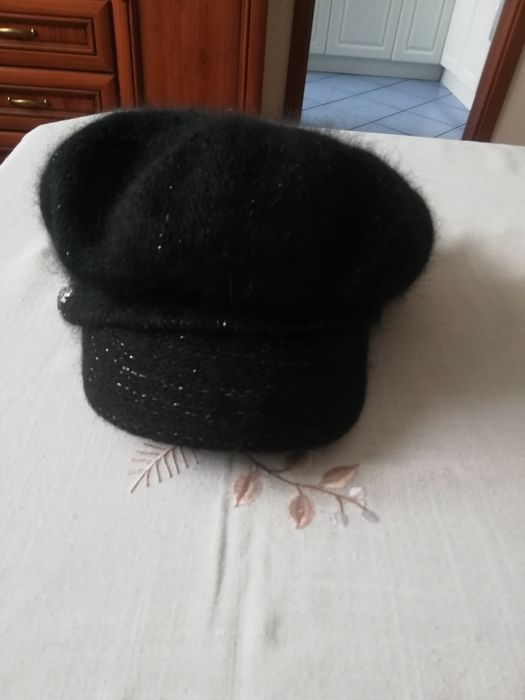 Czapka damska z daszkiem.