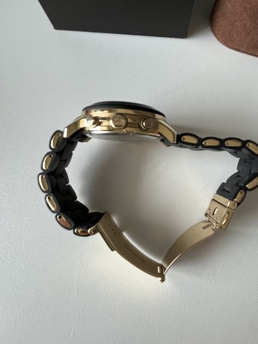 Relógio Michael kors preto e dourado como novo