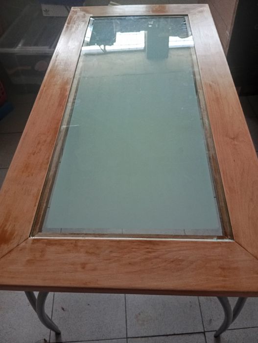 Mesa de jantar sem cadeiras