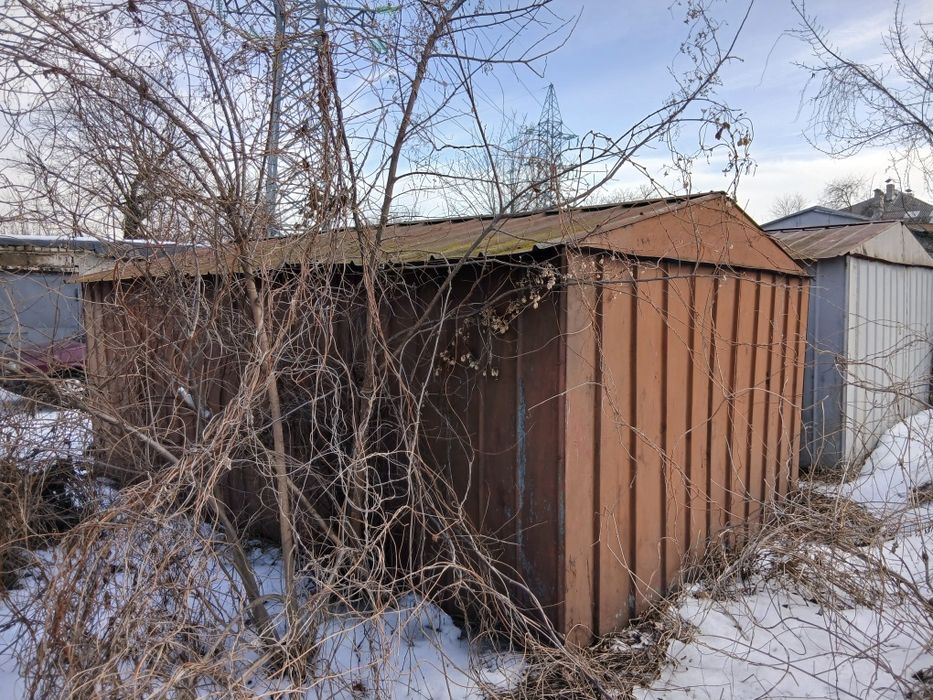 Продам железный заводской разборной гараж.