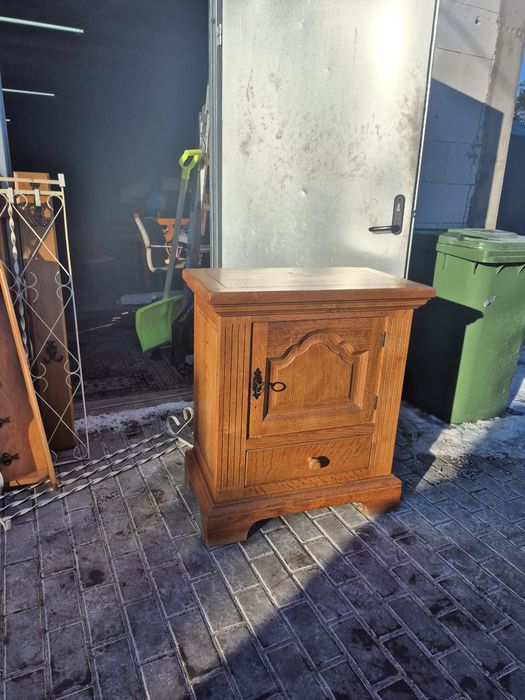 Ładna drewniana szafka