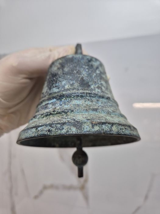 Sino antigo em latão