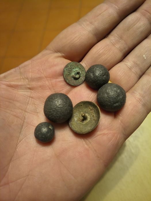 Lote medieval de botões e bala para identificação