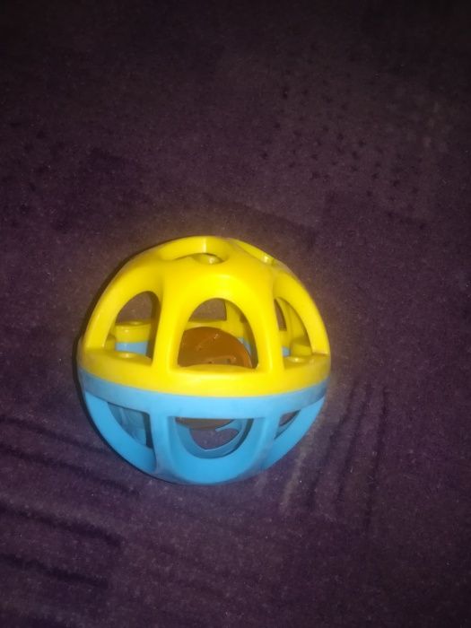 Gumowa kula grzechotka ze Smyka