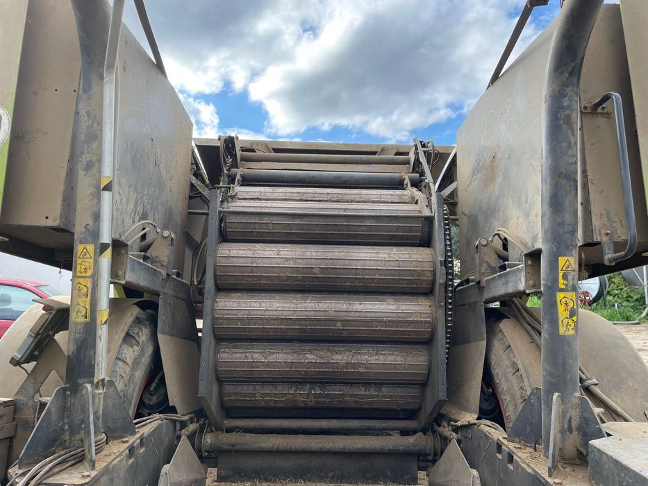 Enfardadeira de rolos Claas