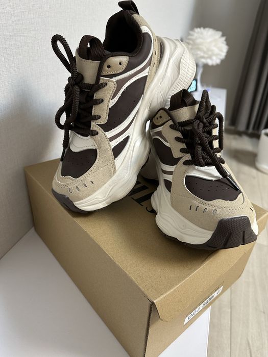 Кроссовки женские