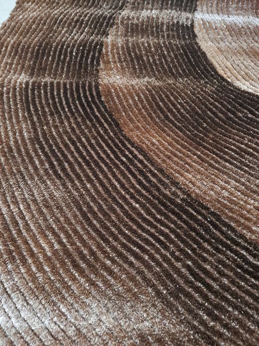 Carpete nova de cor castanho em degrade