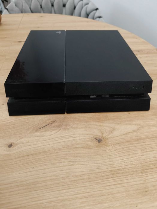 PS4 500GB + 2 pady, stacja ładująca i gry Fifa