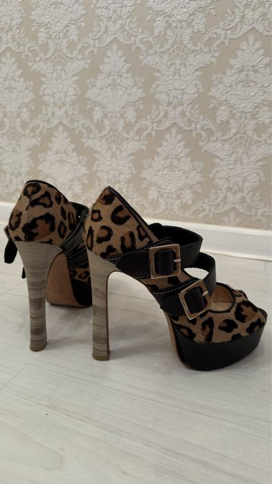 Босоніжки шкіряні, прям дуже стильові