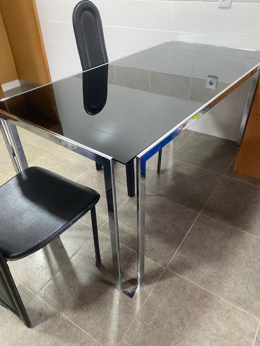 Mesa de vidro preta com 4 cadeiras64729969242371120