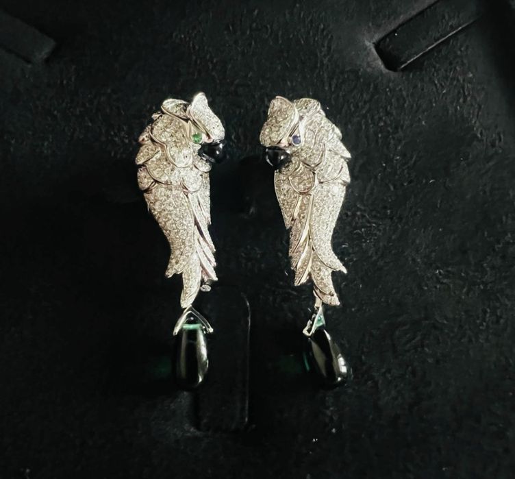 Золоті сережки папуги Cartier з діамантами.