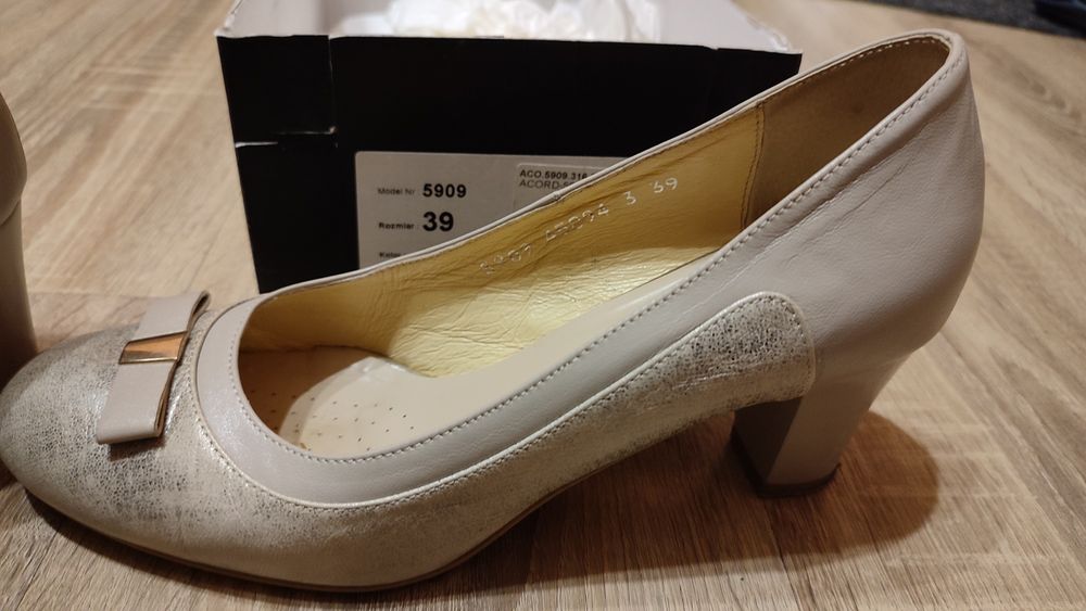 Buty na obcasie rozmiar 39 beżowe