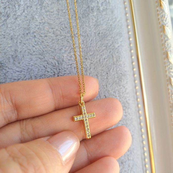 Colar Minimalista e Delicada Cruz Cravejado em Zirconia Swarovski Aço inoxidável Banhado a Ouro
