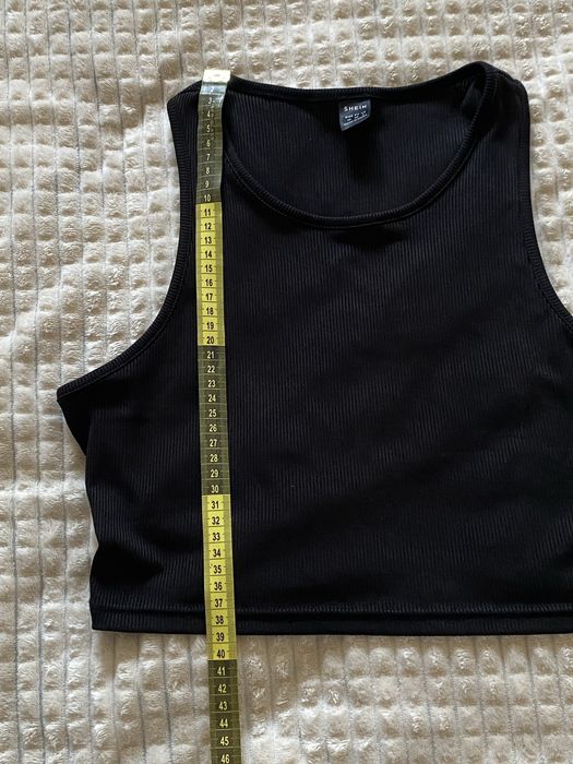 Prążkowany Crop Top SHEIN – Klasyka i Styl