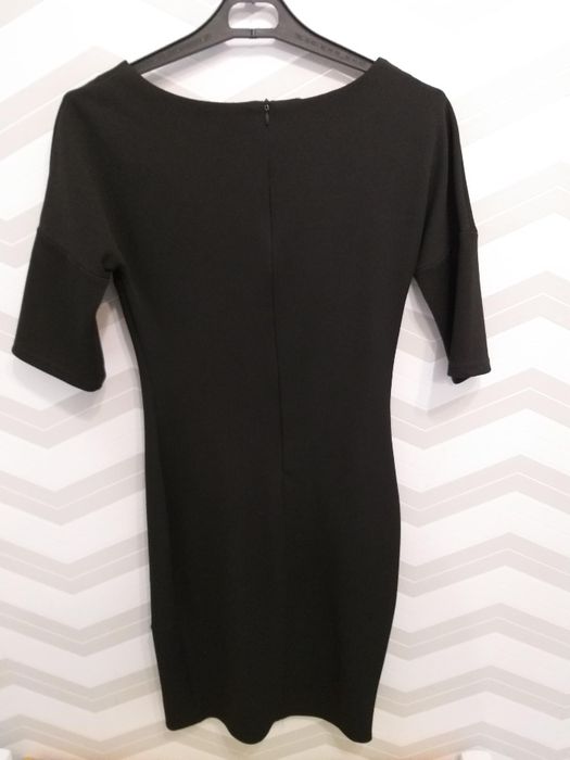 Elegancka czarna sukienka z rozporkiem z przodu