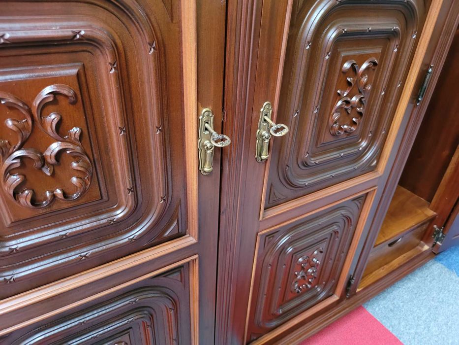 Roupeiro em madeira com três portas chave e espelho