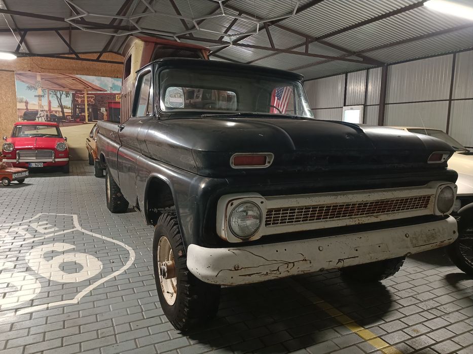 Chevrolet C30 4x4 V8 pickup