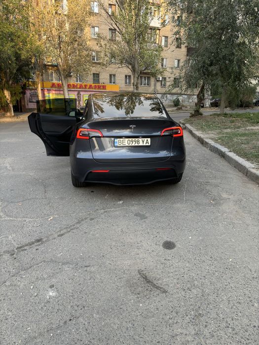 Продаю машину TESLA модель Y