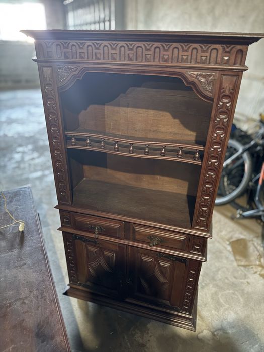 Moveis antigos em madeira e mesa de centro