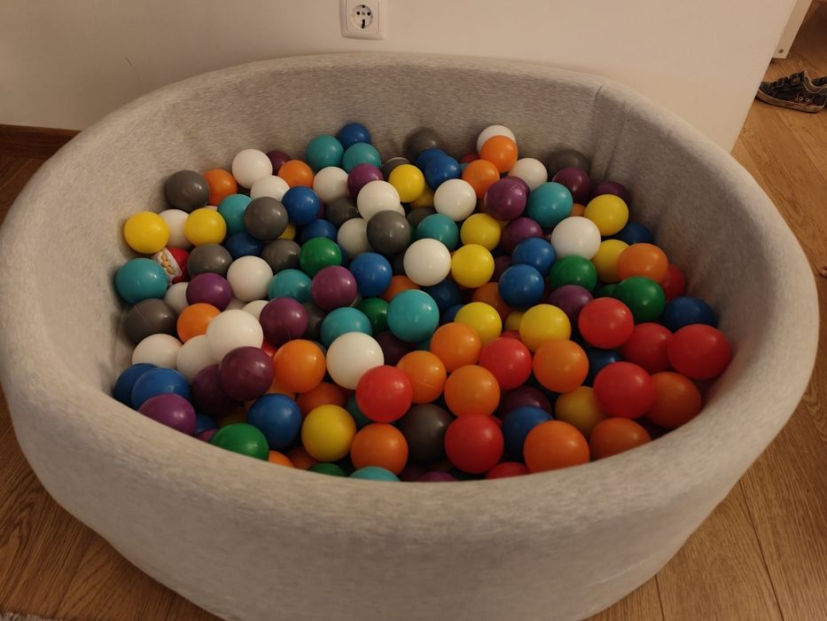 Piscina de bolas com cerca de 400 bolas P voa De Santa Iria E