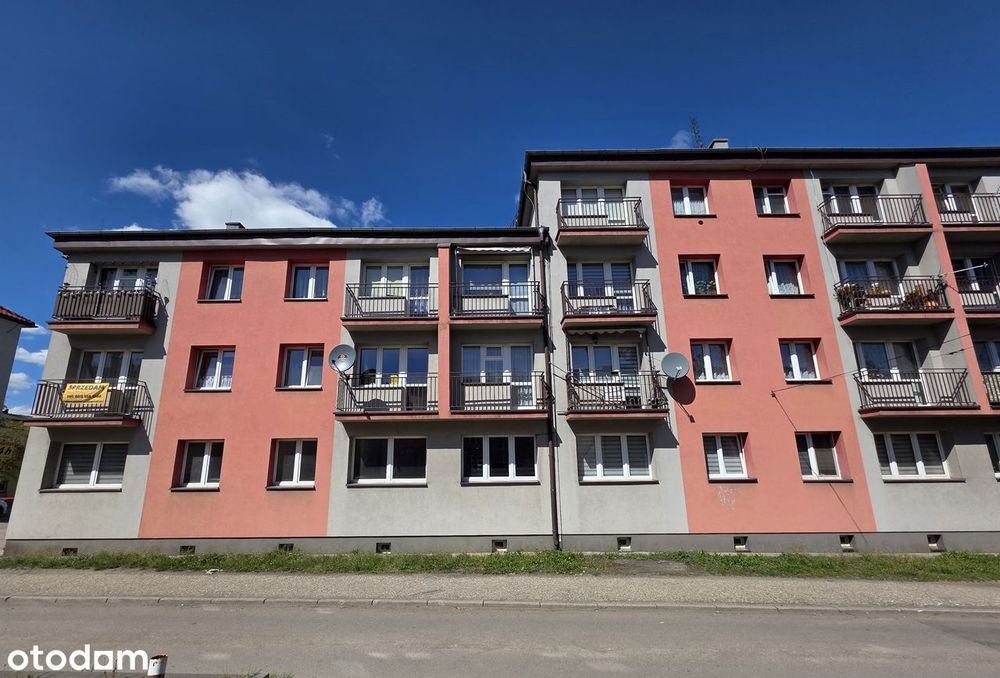 Mieszkanie na pierwszym piętrze z balkonem, zadbany budynek!