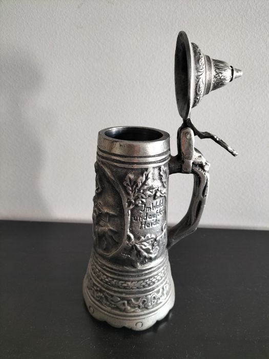 Caneca decorativa em estanho, Séc. XX