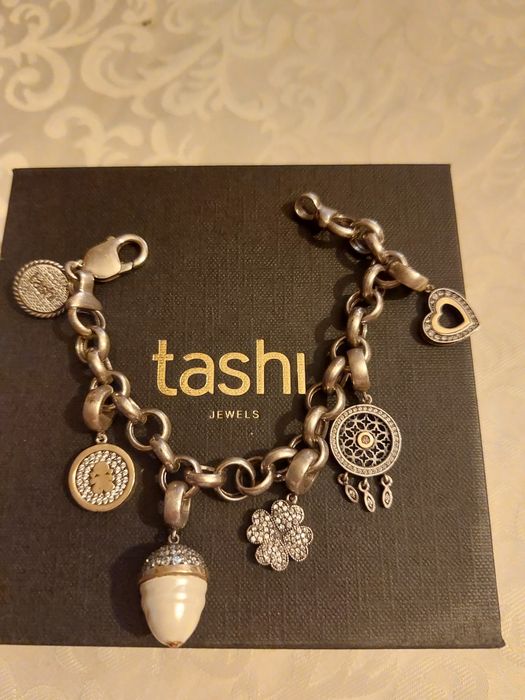 Vendo Pulseira Energies da Tashi com 2 charms