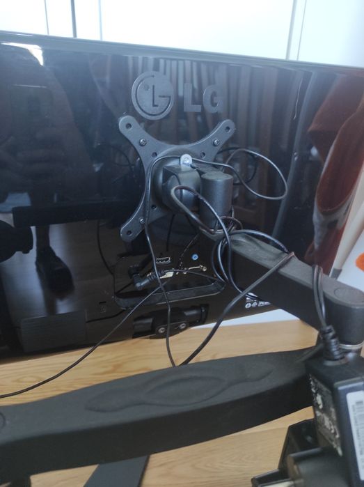 Vendo 2 Monitores LG com suporte por falta de uso