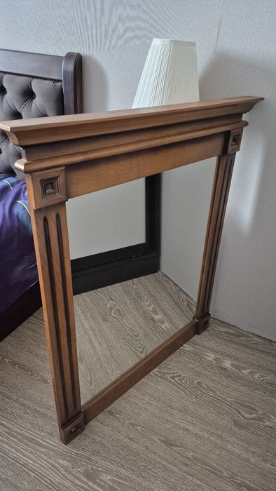 Дзеркало в дерев'янній рамі.