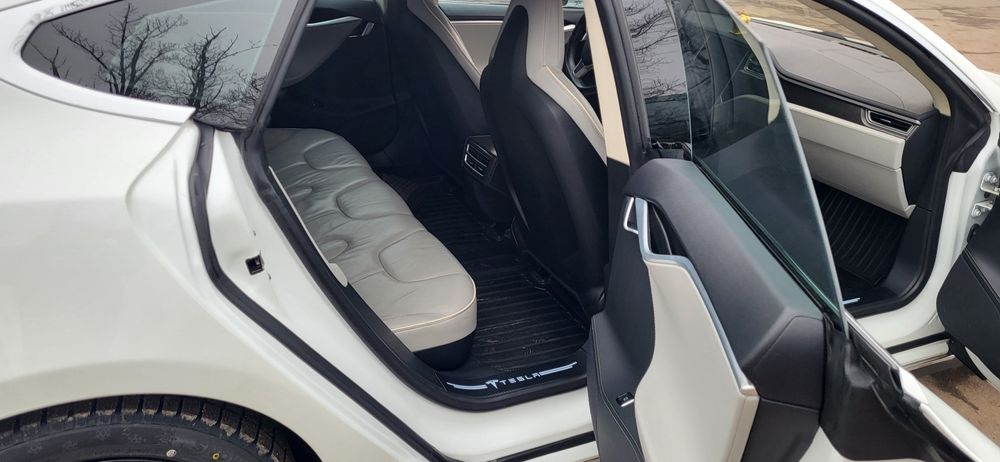 ТЕСЛА Модел S 2013 год