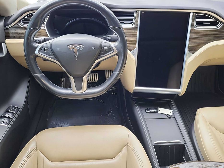 Tesla Model S      2015