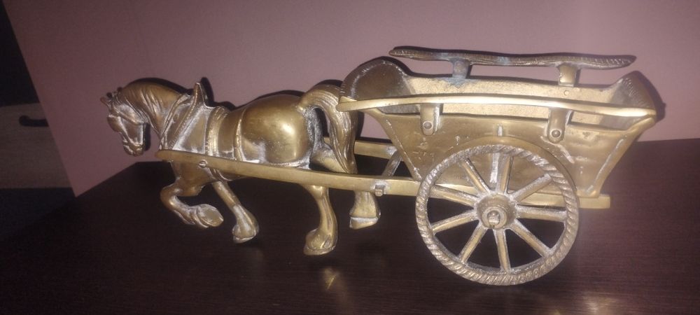 Bryczką z koniem wykonana z mosiądzu
