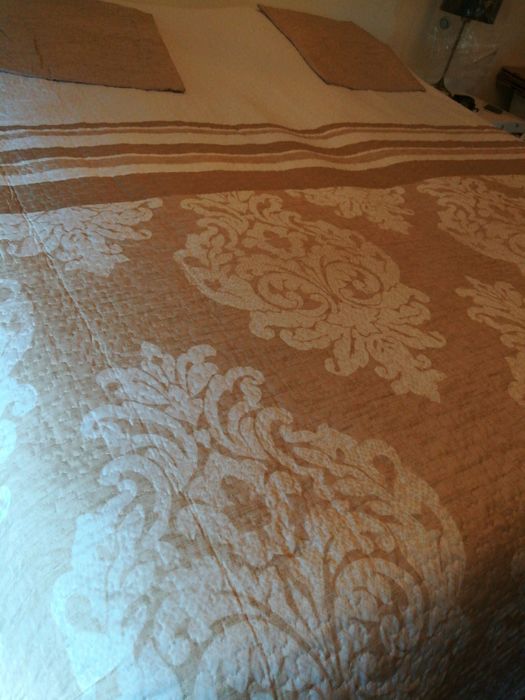 Colcha de casal, beje/ branco. Excelente ocasião