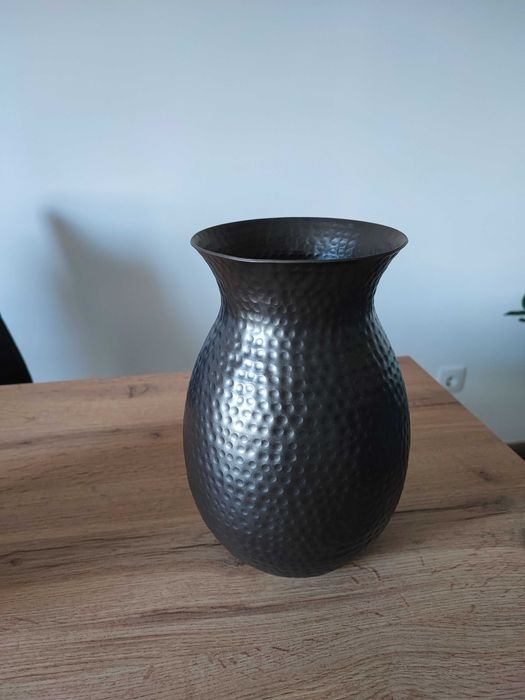 Jarra decorativa preta em alumínio da marca JYSK