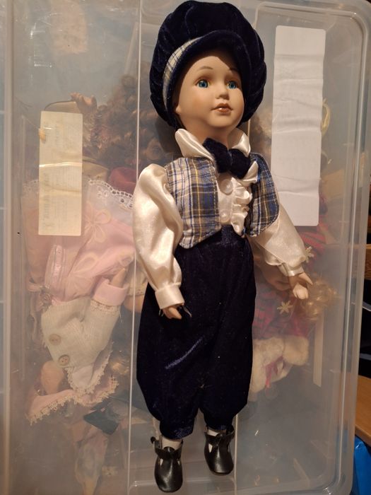 Lalka z porcelanowa chłopiec