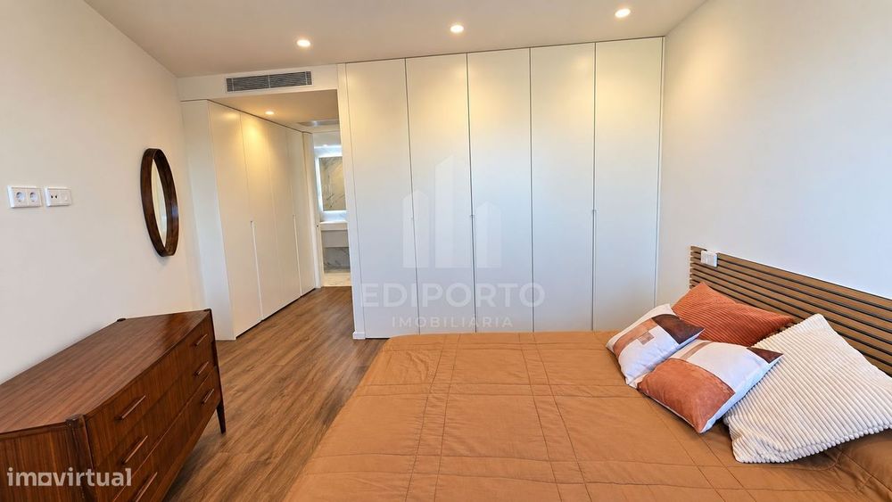 Apartamento T2 Novo mobilado com Varanda e Garagem em frente ao metro